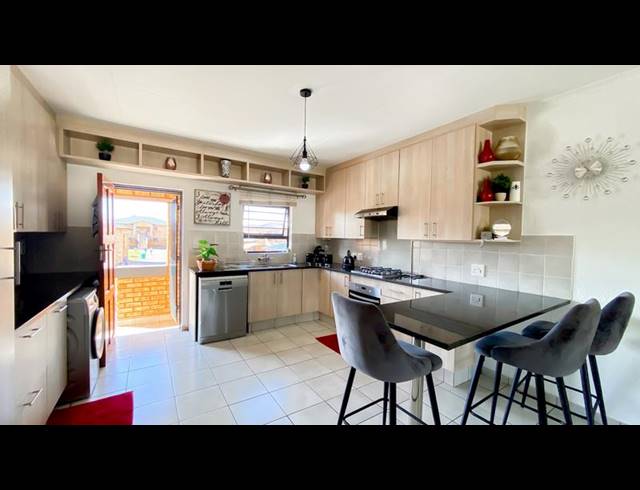 3 BEDROOM TOWNHOUSE FOR SALE IN NEWMARKET